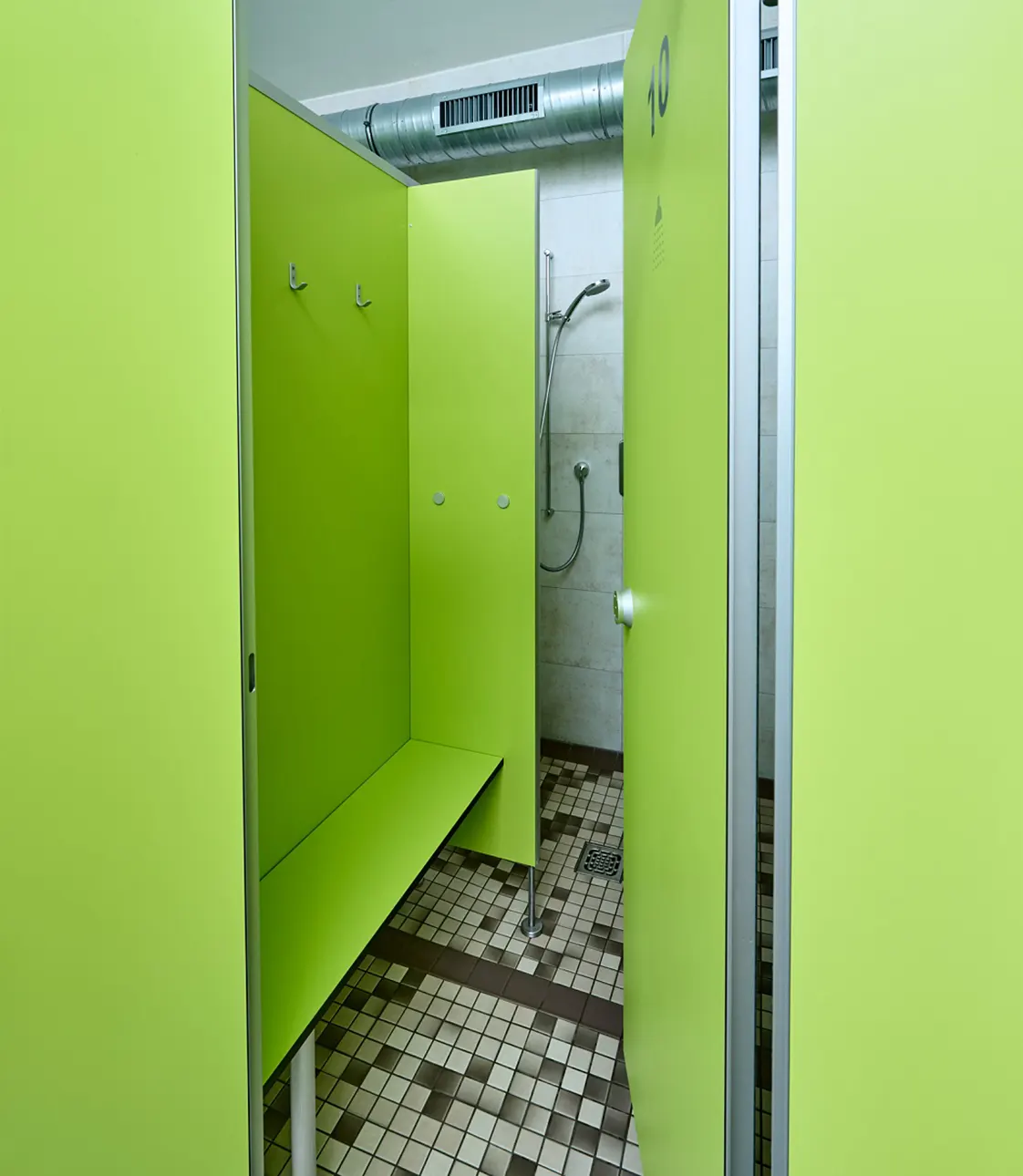 Matching shower partitions to the toilet cubicles