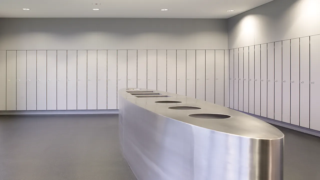 Staff changing rooms by Schaefer Einrichtungssysteme